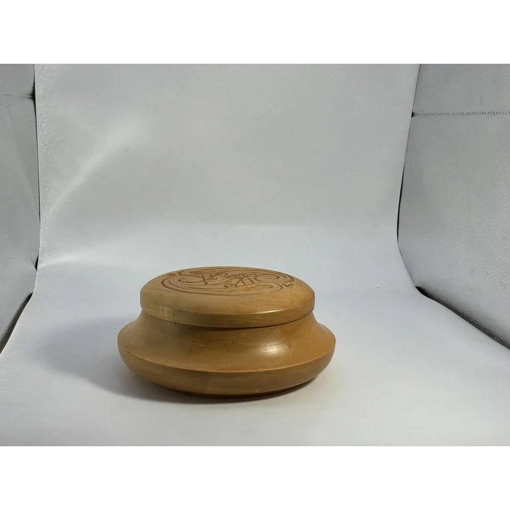 Carved Wooden Round Trinket Box‎ Signed Laurie Freecks 1989